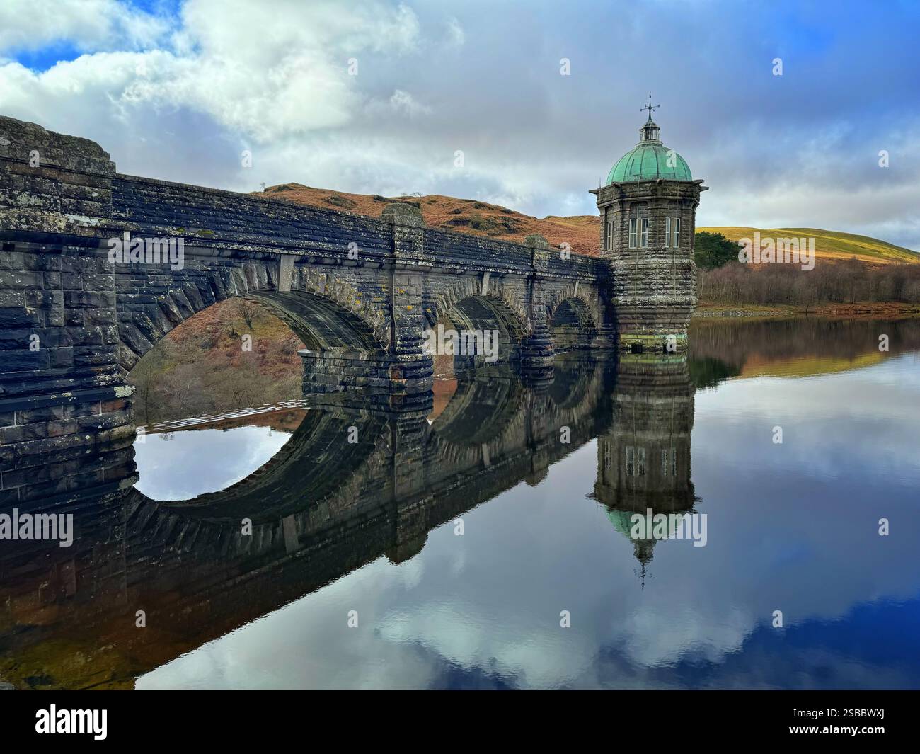 Craig Goch Dam con strade e ponti, Elan Valley, Rhyader, Galles centrale. Foto Stock