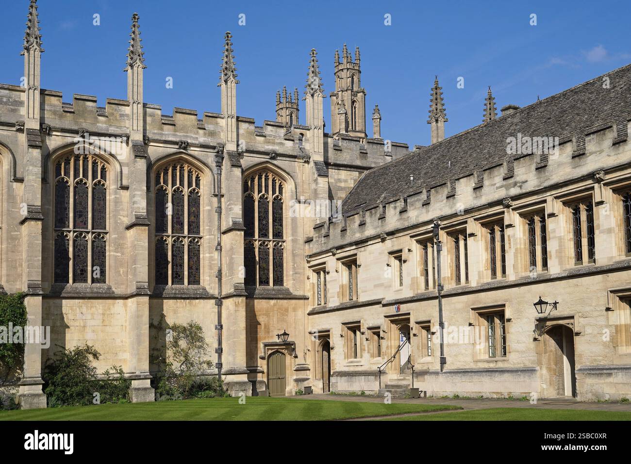 Università di Oxford, vecchio edificio gotico in pietra Foto Stock