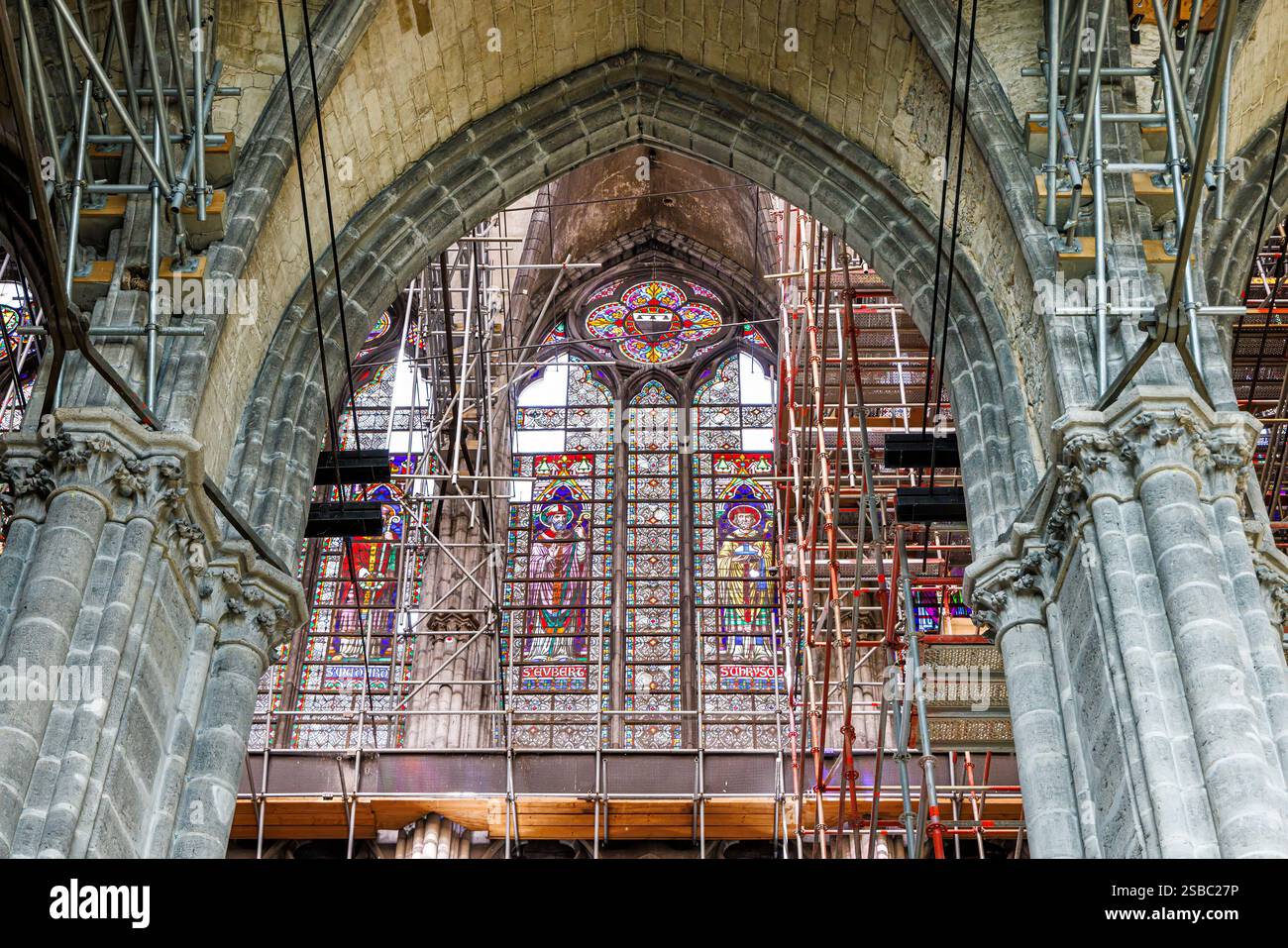 Ponteggio per manutenzione nella Cattedrale di nostra Signora di Tournai, interno, Belgio Foto Stock
