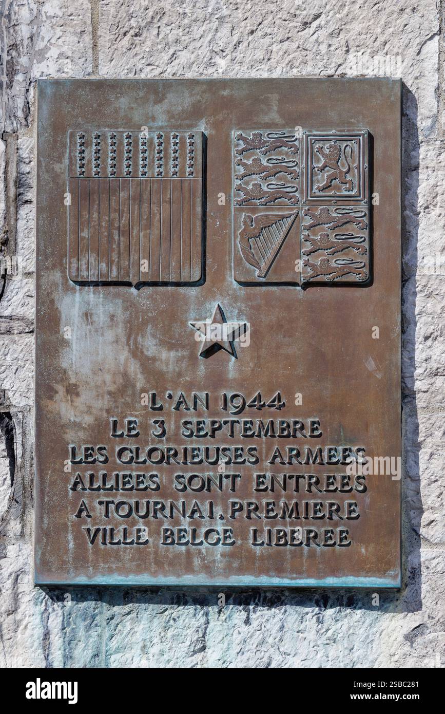 Targa commemorativa per l iberazione della città nel 1944, Tournai, Belgio Foto Stock
