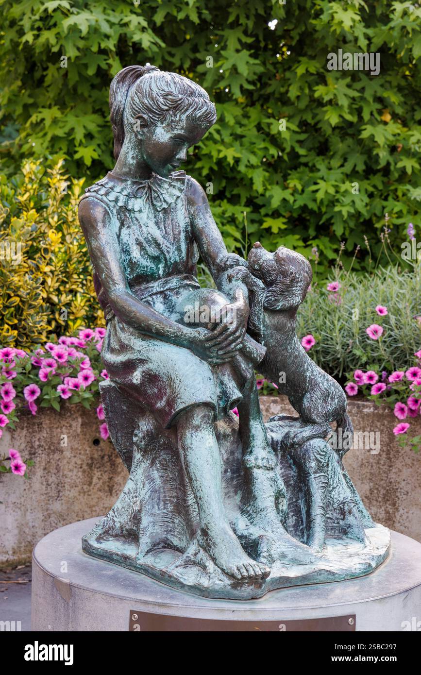 Martine e Patapouf. Una statua di bronzo di ragazza con cane di Tintin, Tournai, Belgio Foto Stock