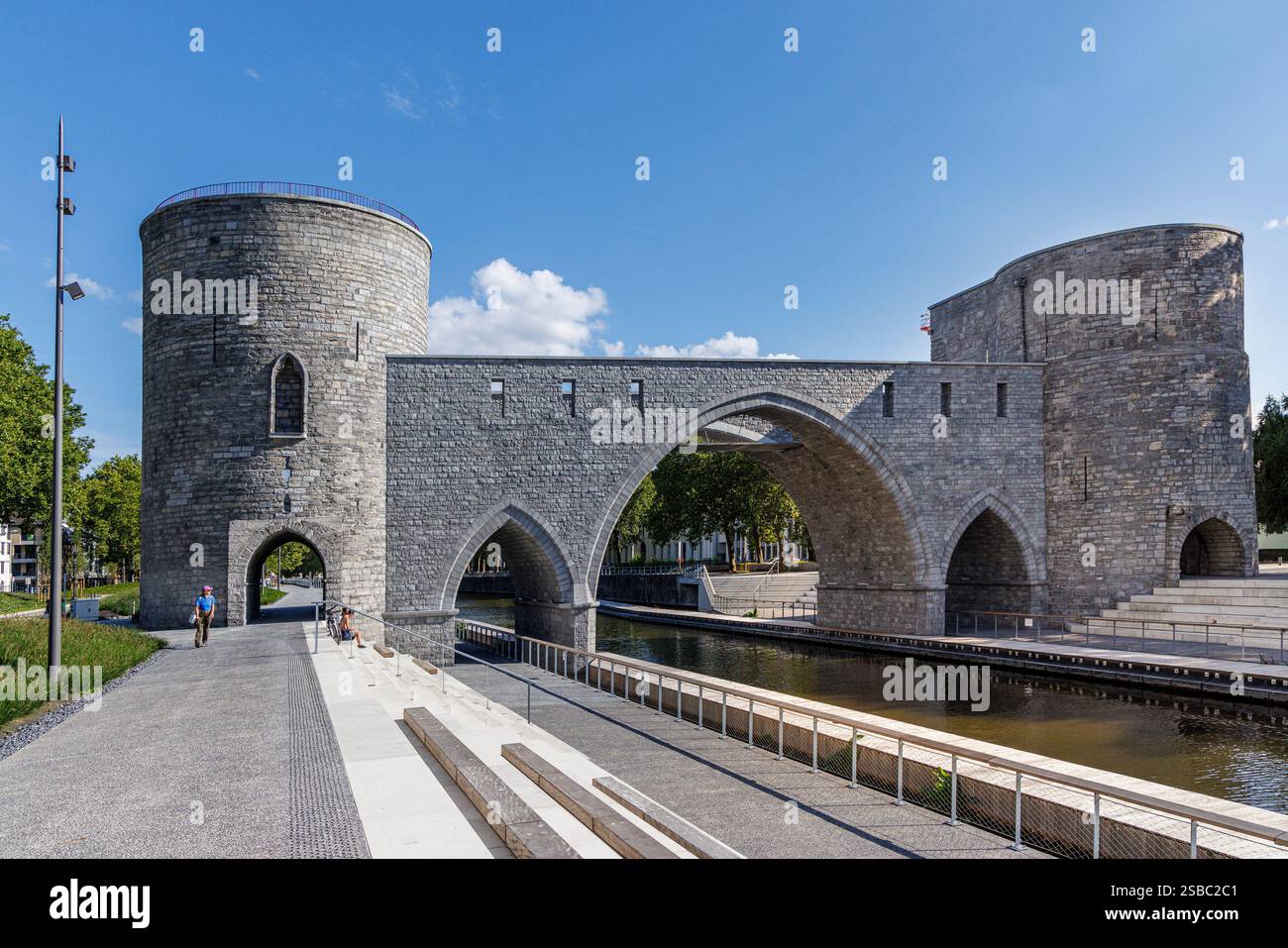 Porta d'acqua Pont des Trous sul fiume Schelda, Tournai, Belgio Foto Stock