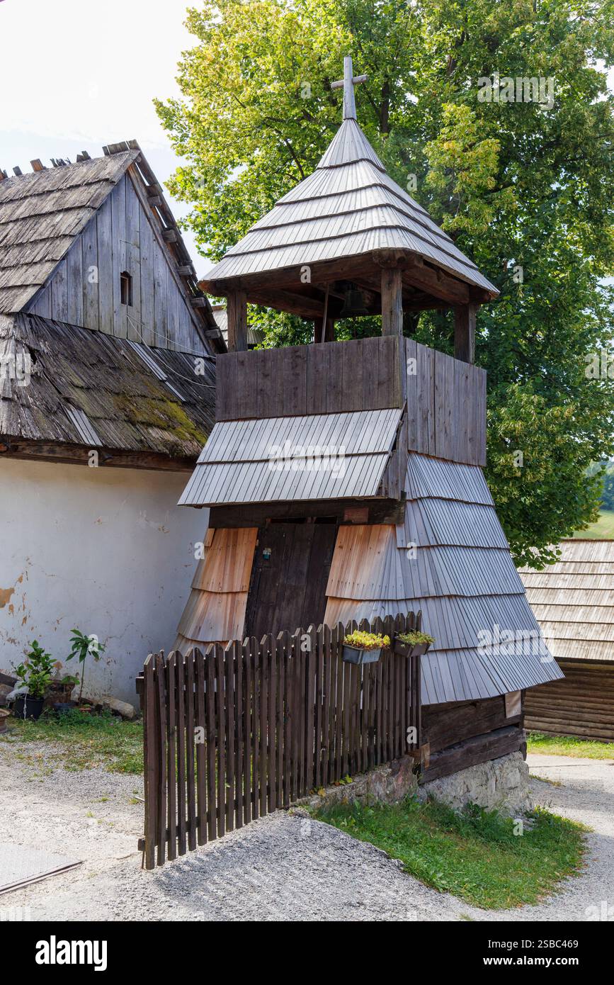 Il Campanile nel villaggio di architettura popolare di Vlkolinec, Slovacchia Foto Stock Il Campanile nel villaggio di architettura popolare di Vlkolinec, Slovacchia Foto Stock