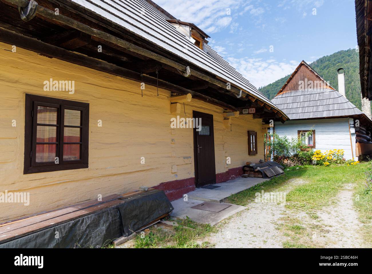 Case nel villaggio di architettura popolare Vlkolinec, Slovacchia Foto Stock Case nel villaggio di architettura popolare Vlkolinec, Slovacchia Foto Stock
