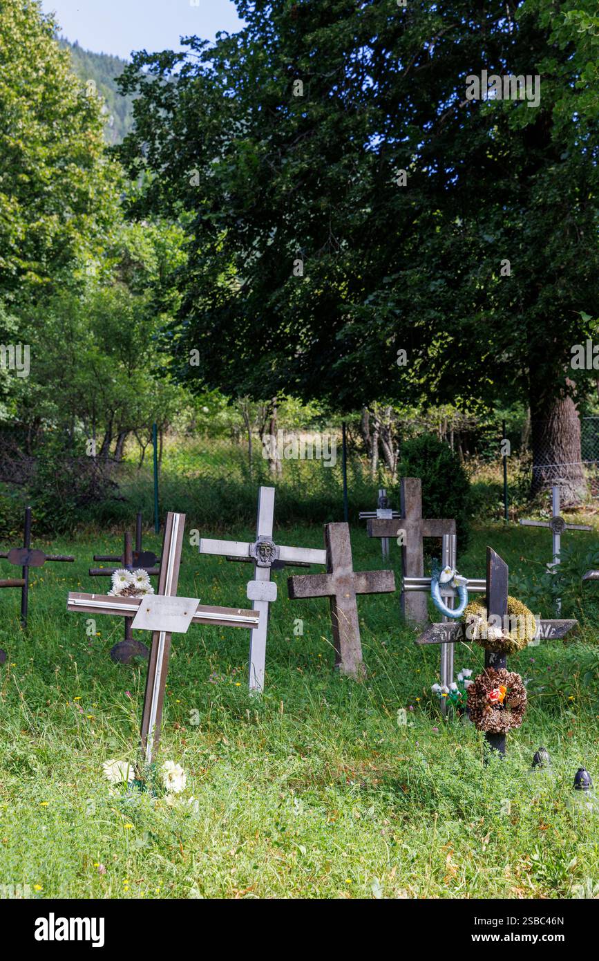 Cimitero nel villaggio di architettura popolare Vlkolinec, Slovacchia Foto Stock Cimitero nel villaggio di architettura popolare Vlkolinec, Slovacchia Foto Stock