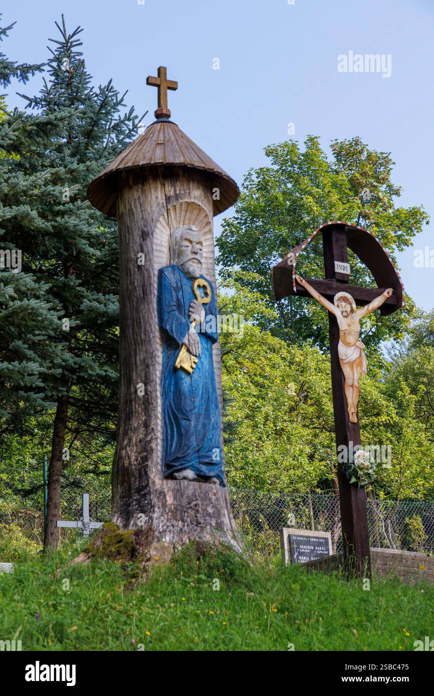 Cimitero nel villaggio di architettura popolare Vlkolinec, Slovacchia Foto Stock Cimitero nel villaggio di architettura popolare Vlkolinec, Slovacchia Foto Stock