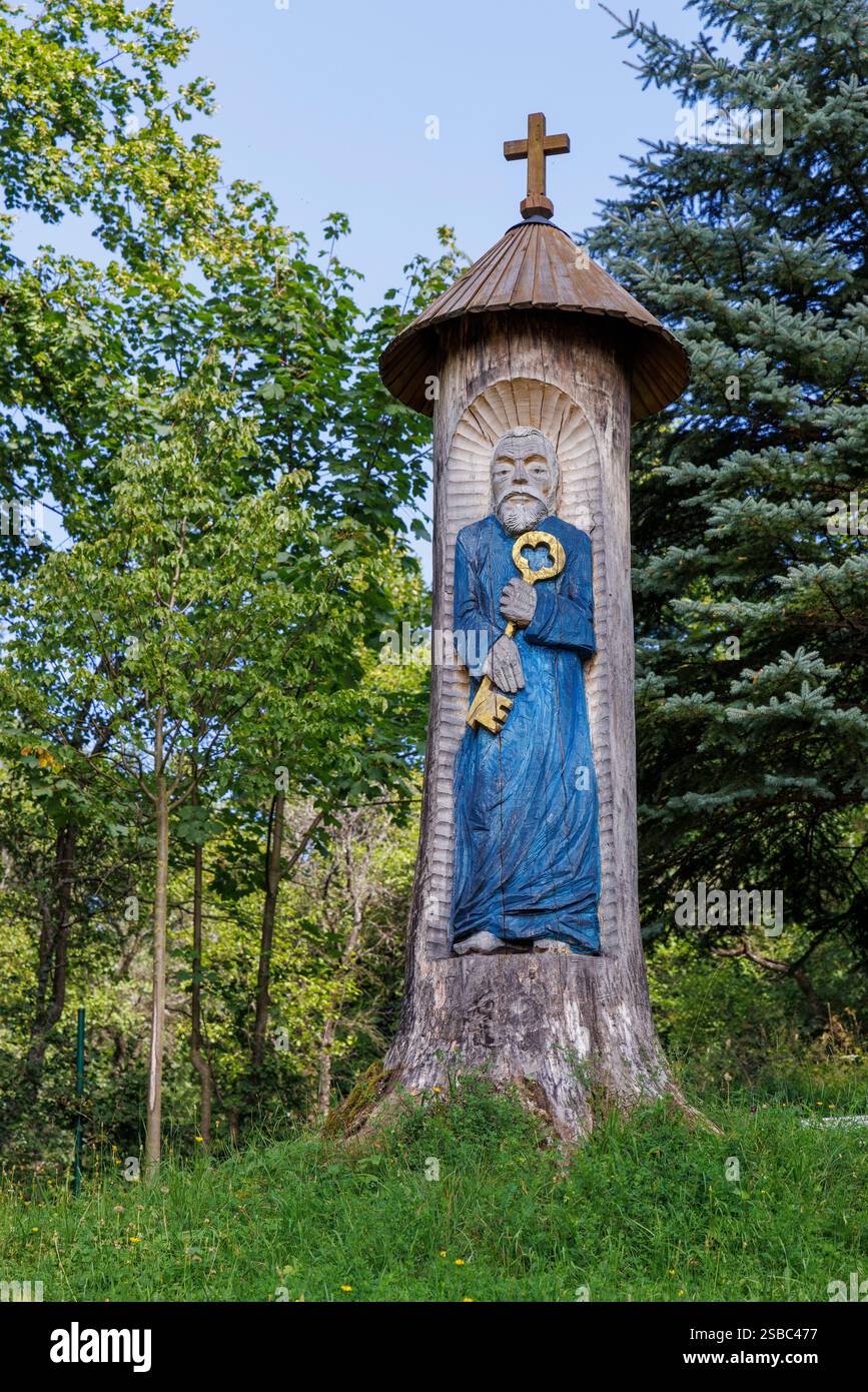 Woioden scultura di figura che tiene una chiave nel cimitero, villaggio di architettura popolare Vlkolinec, Slovacchia Foto Stock Woioden scultura di figura che tiene una chiave nel cimitero, villaggio di architettura popolare Vlkolinec, Slovacchia Foto Stock