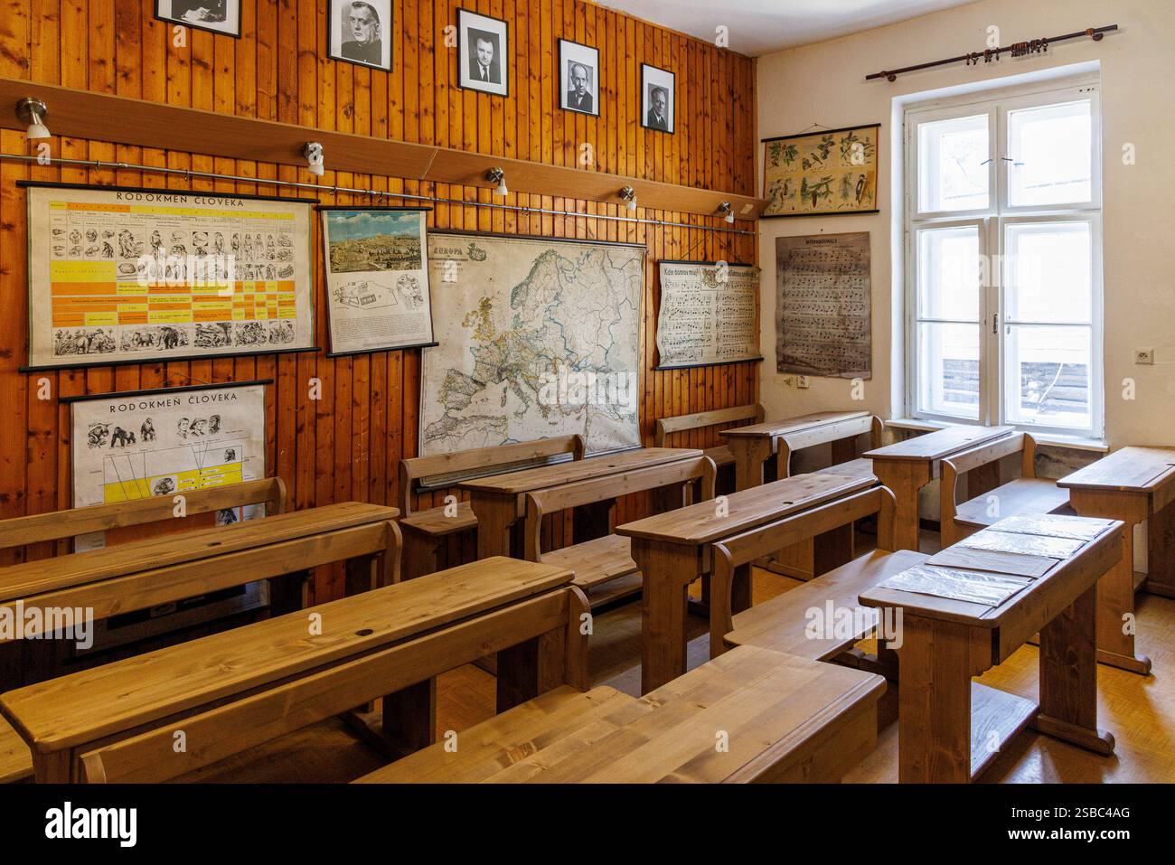Scuola nel villaggio di architettura popolare Vlkolinec, Slovacchia Foto Stock Scuola nel villaggio di architettura popolare Vlkolinec, Slovacchia Foto Stock