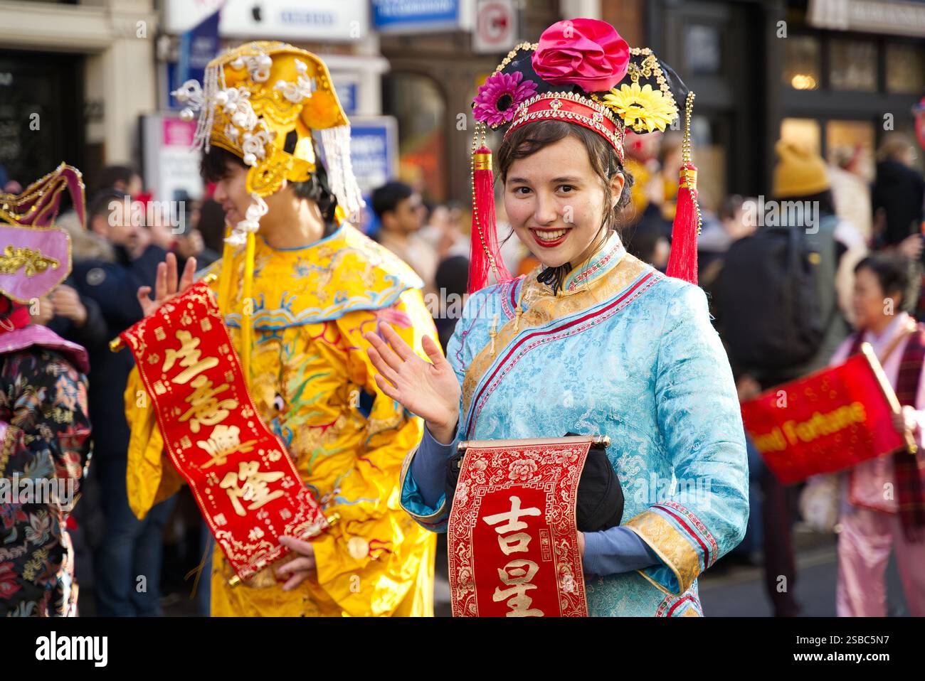 Sfilata del capodanno cinese per le strade di Londra. Persone in costumi colorati che si divertono a celebrare l'anno del serpente. Londra - 2 febbraio Foto Stock