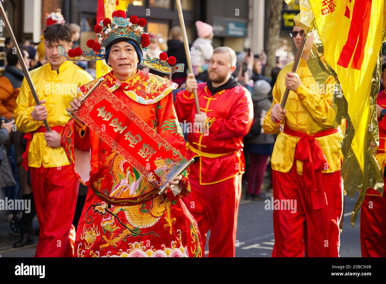 Sfilata del capodanno cinese per le strade di Londra. Persone in costumi colorati che si divertono a celebrare l'anno del serpente. Londra - 2 febbraio Foto Stock