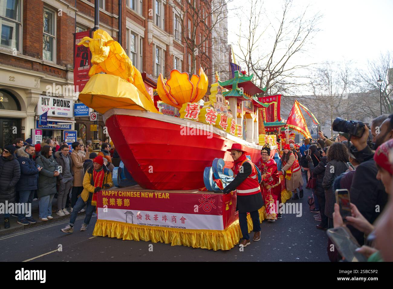 Sfilata del capodanno cinese per le strade di Londra. Persone in costumi colorati che si divertono a celebrare l'anno del serpente. Londra - 2 febbraio Foto Stock