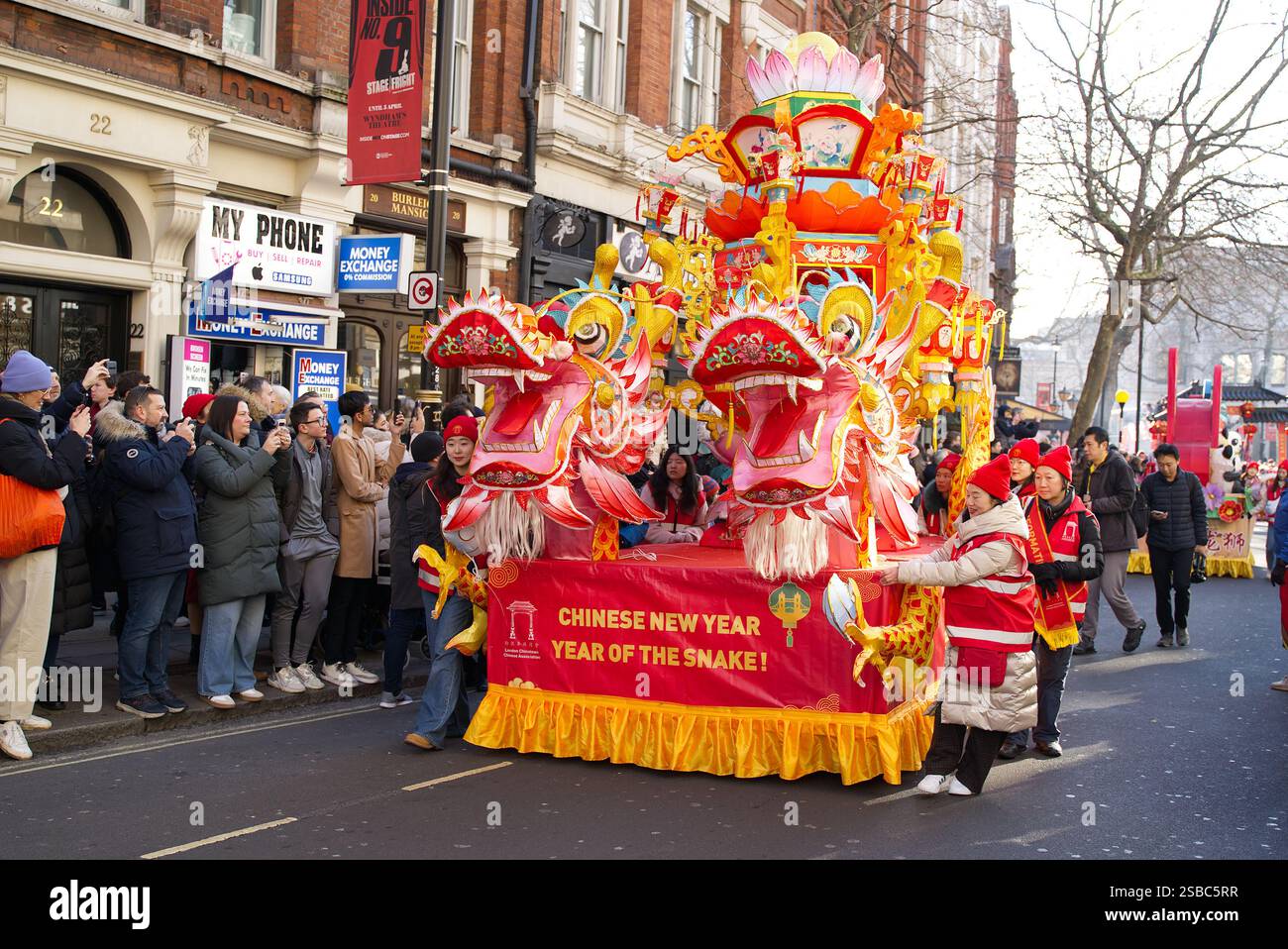 Sfilata del capodanno cinese per le strade di Londra. Persone in costumi colorati che si divertono a celebrare l'anno del serpente. Londra - 2 febbraio Foto Stock