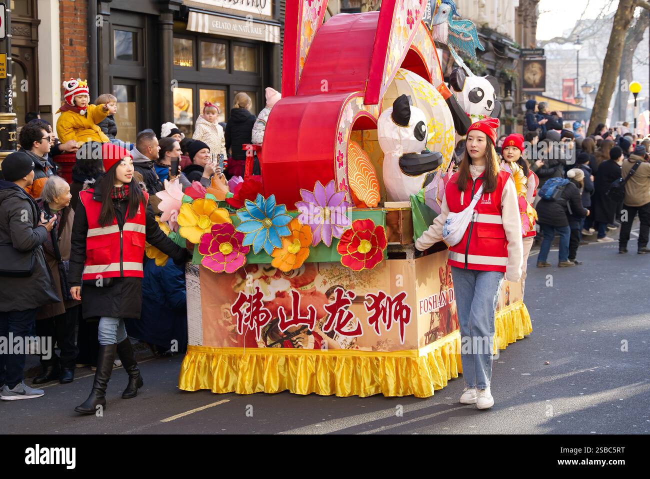 Sfilata del capodanno cinese per le strade di Londra. Persone in costumi colorati che si divertono a celebrare l'anno del serpente. Londra - 2 febbraio Foto Stock