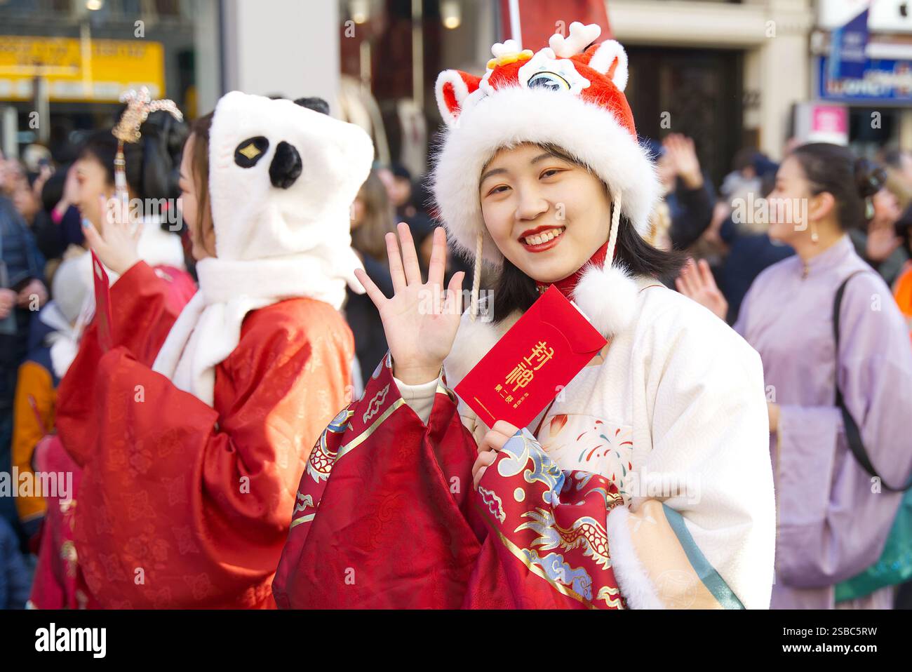 Sfilata del capodanno cinese per le strade di Londra. Persone in costumi colorati che si divertono a celebrare l'anno del serpente. Londra - 2 febbraio Foto Stock