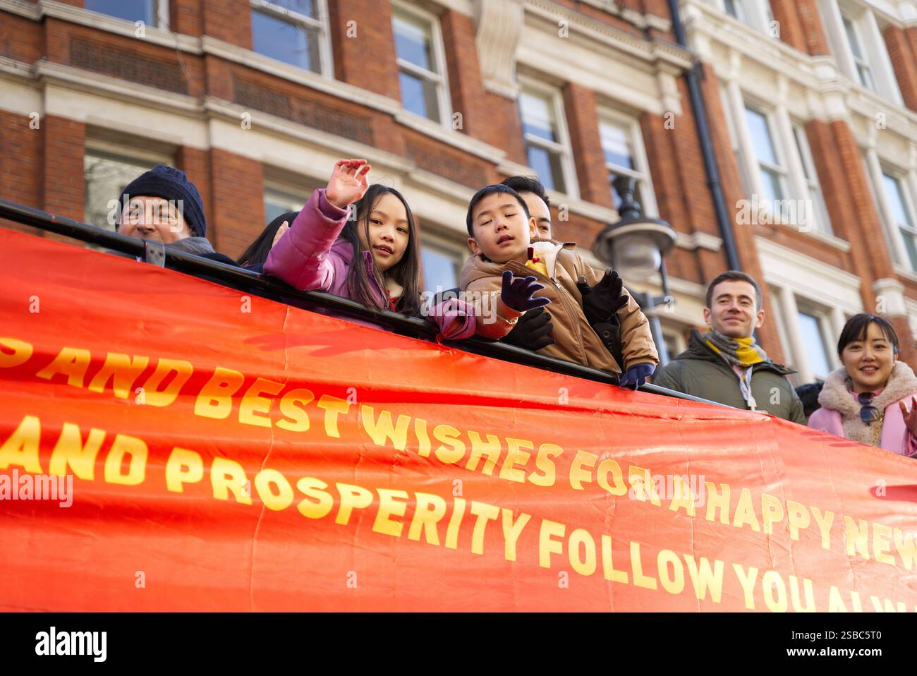 Sfilata del capodanno cinese per le strade di Londra. Persone in costumi colorati che si divertono a celebrare l'anno del serpente. Londra - 2 febbraio Foto Stock