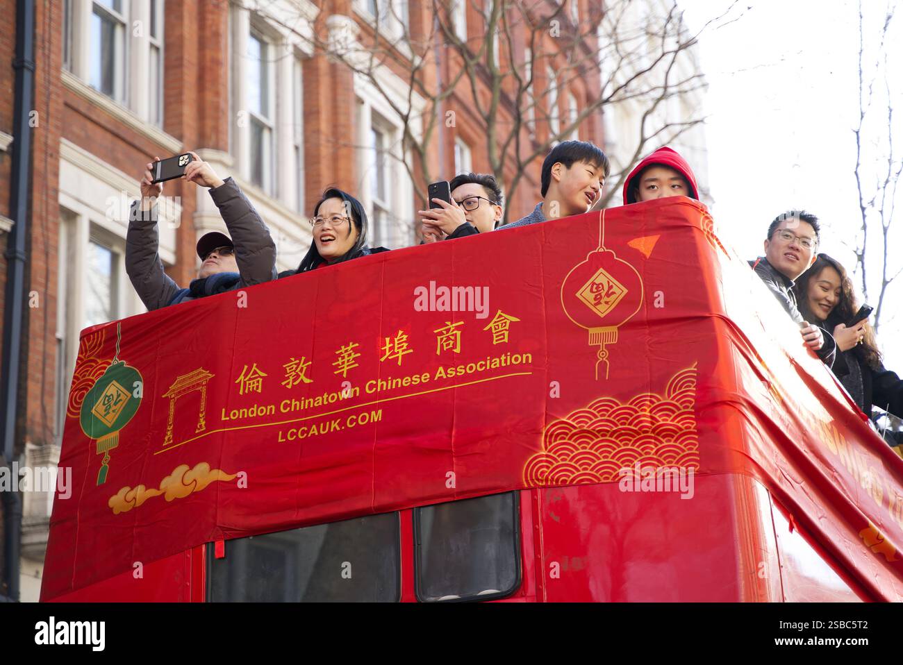 Sfilata del capodanno cinese per le strade di Londra. Persone in costumi colorati che si divertono a celebrare l'anno del serpente. Londra - 2 febbraio Foto Stock