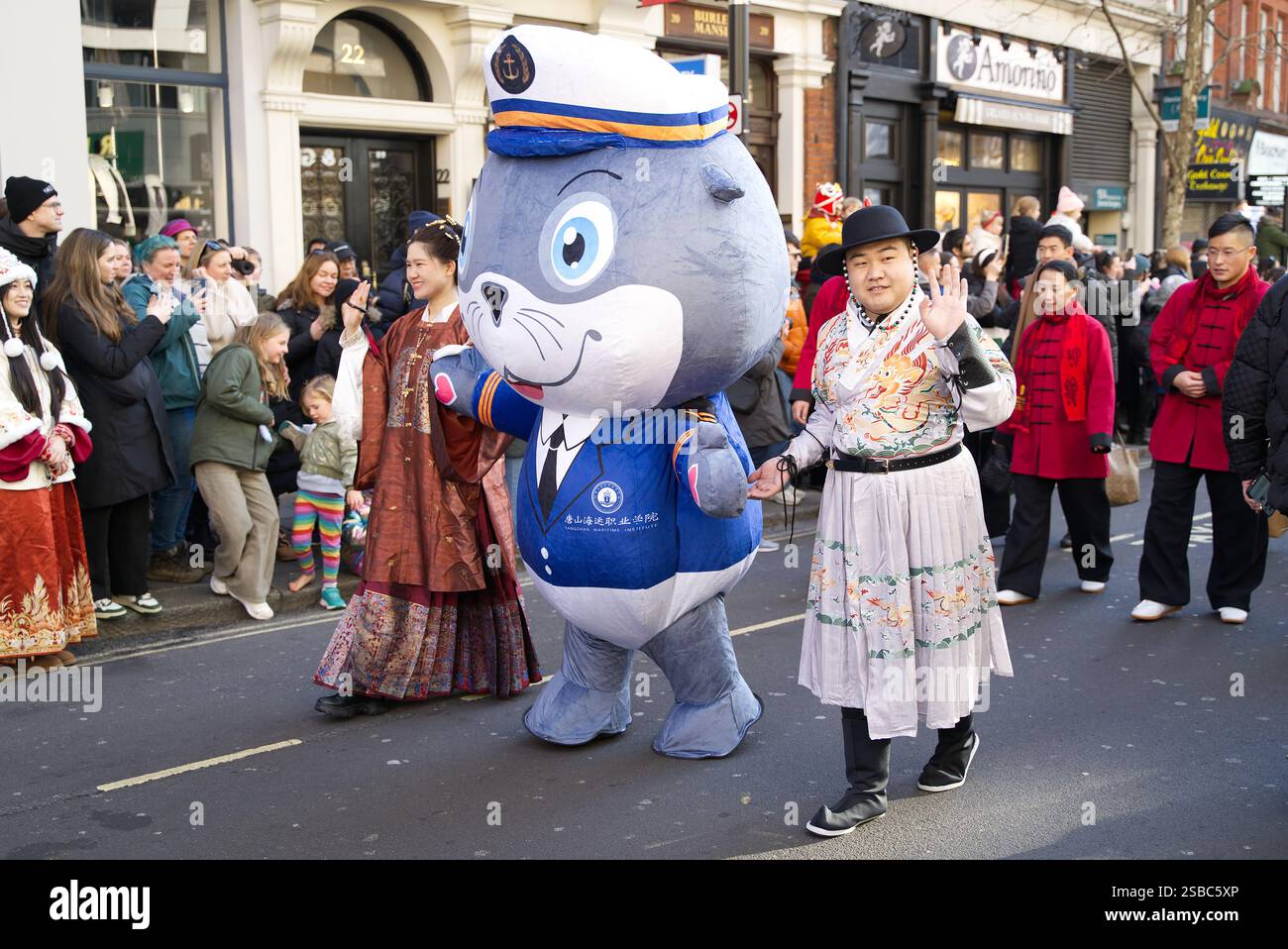 Sfilata del capodanno cinese per le strade di Londra. Persone in costumi colorati che si divertono a celebrare l'anno del serpente. Londra - 2 febbraio Foto Stock
