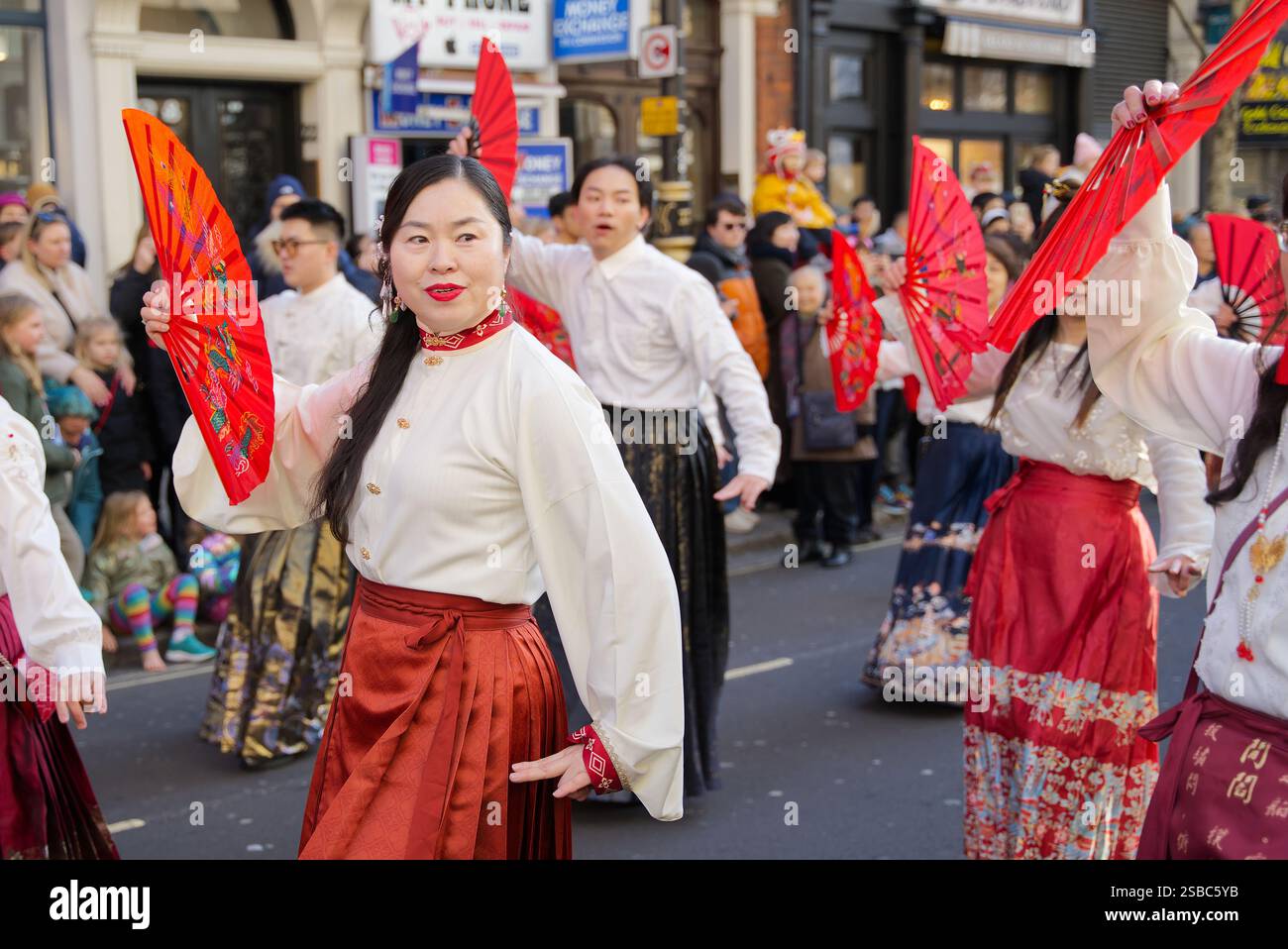 Sfilata del capodanno cinese per le strade di Londra. Persone in costumi colorati che si divertono a celebrare l'anno del serpente. Londra - 2 febbraio Foto Stock