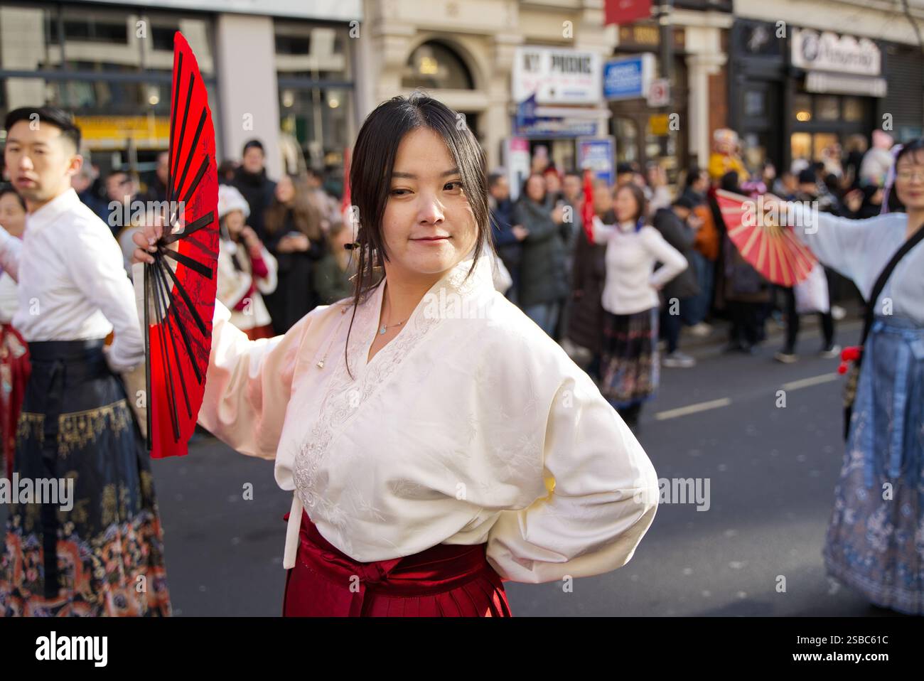 Sfilata del capodanno cinese per le strade di Londra. Persone in costumi colorati che si divertono a celebrare l'anno del serpente. Londra - 2 febbraio Foto Stock