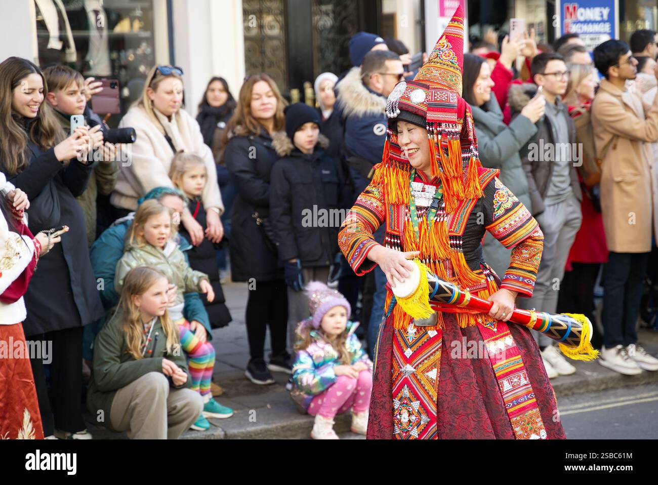 Sfilata del capodanno cinese per le strade di Londra. Persone in costumi colorati che si divertono a celebrare l'anno del serpente. Londra - 2 febbraio Foto Stock