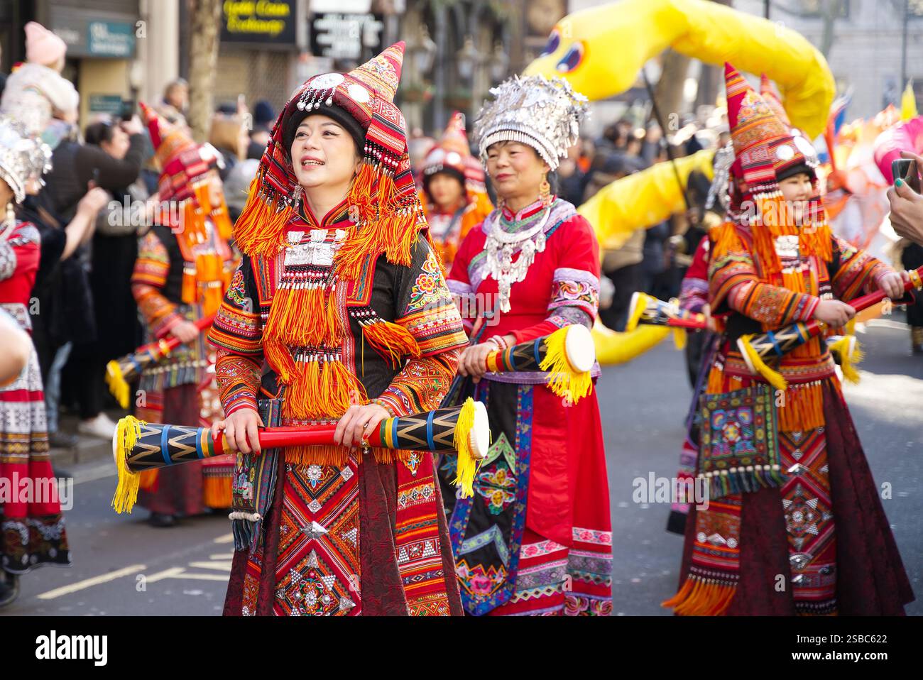 Sfilata del capodanno cinese per le strade di Londra. Persone in costumi colorati che si divertono a celebrare l'anno del serpente. Londra - 2 febbraio Foto Stock
