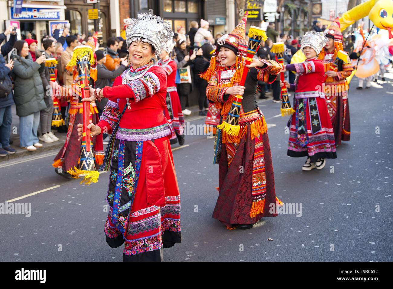 Sfilata del capodanno cinese per le strade di Londra. Persone in costumi colorati che si divertono a celebrare l'anno del serpente. Londra - 2 febbraio Foto Stock