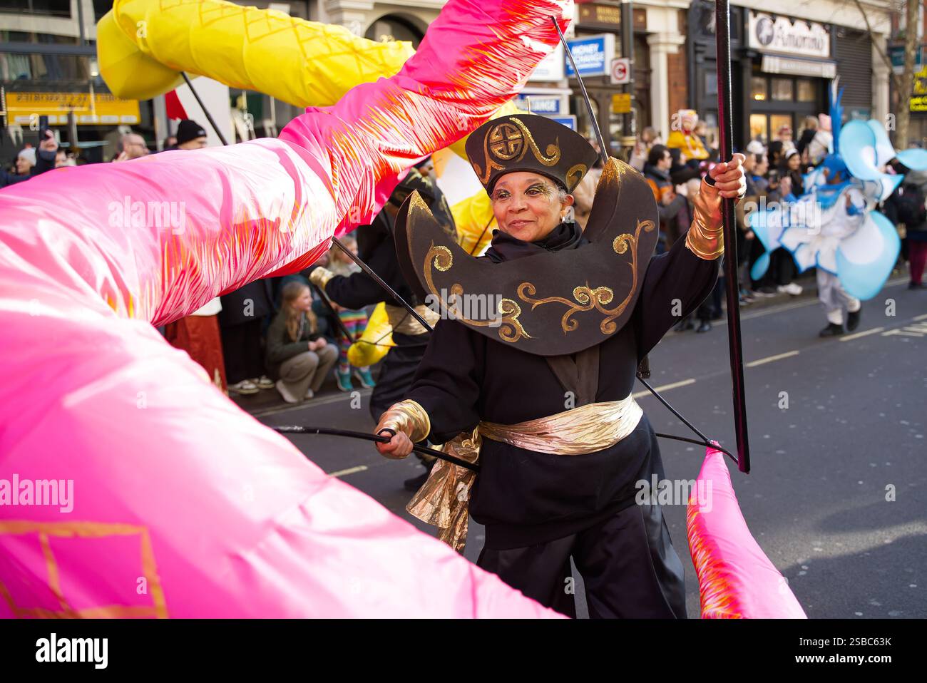 Sfilata del capodanno cinese per le strade di Londra. Persone in costumi colorati che si divertono a celebrare l'anno del serpente. Londra - 2 febbraio Foto Stock