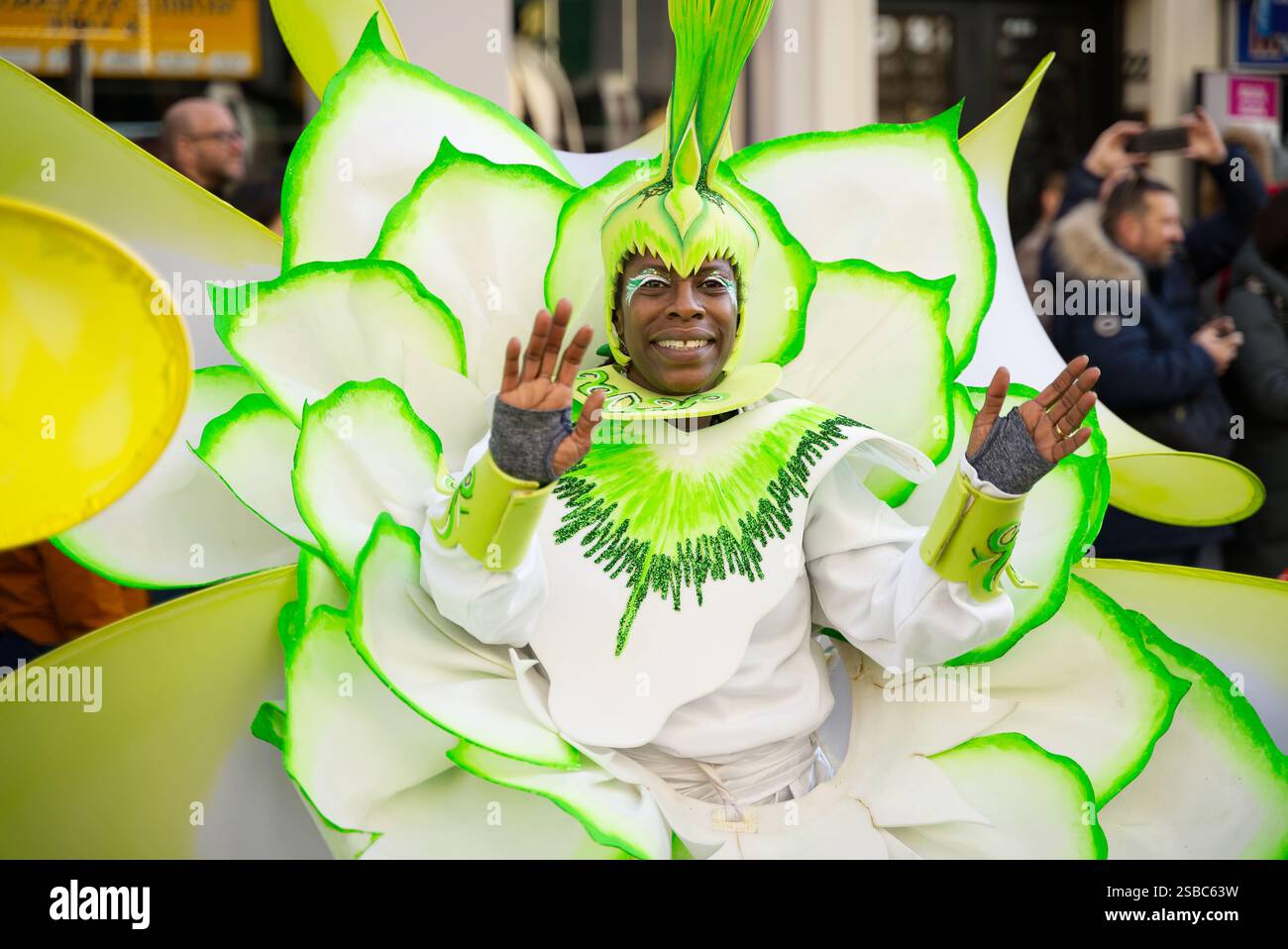 Sfilata del capodanno cinese per le strade di Londra. Persone in costumi colorati che si divertono a celebrare l'anno del serpente. Londra - 2 febbraio Foto Stock