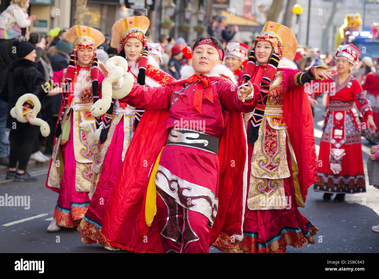 Sfilata del capodanno cinese per le strade di Londra. Persone in costumi colorati che si divertono a celebrare l'anno del serpente. Londra - 2 febbraio Foto Stock