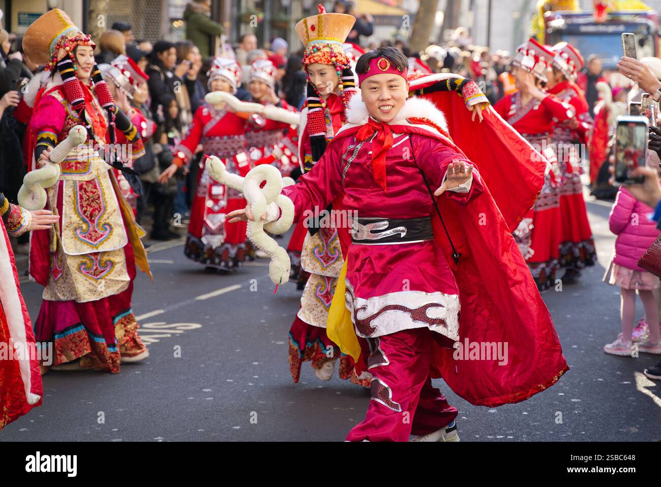 Sfilata del capodanno cinese per le strade di Londra. Persone in costumi colorati che si divertono a celebrare l'anno del serpente. Londra - 2 febbraio Foto Stock
