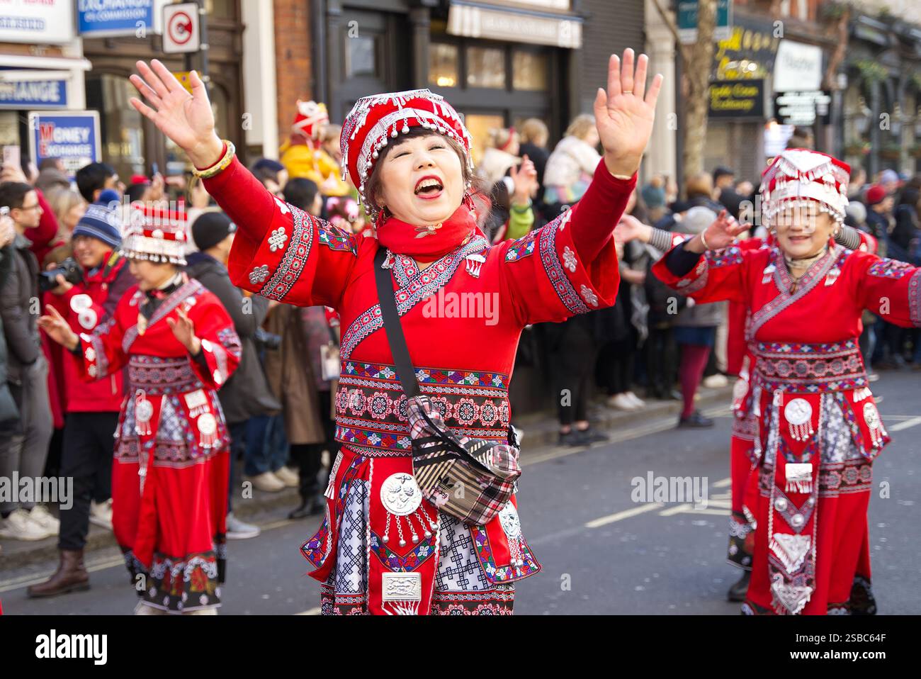 Sfilata del capodanno cinese per le strade di Londra. Persone in costumi colorati che si divertono a celebrare l'anno del serpente. Londra - 2 febbraio Foto Stock