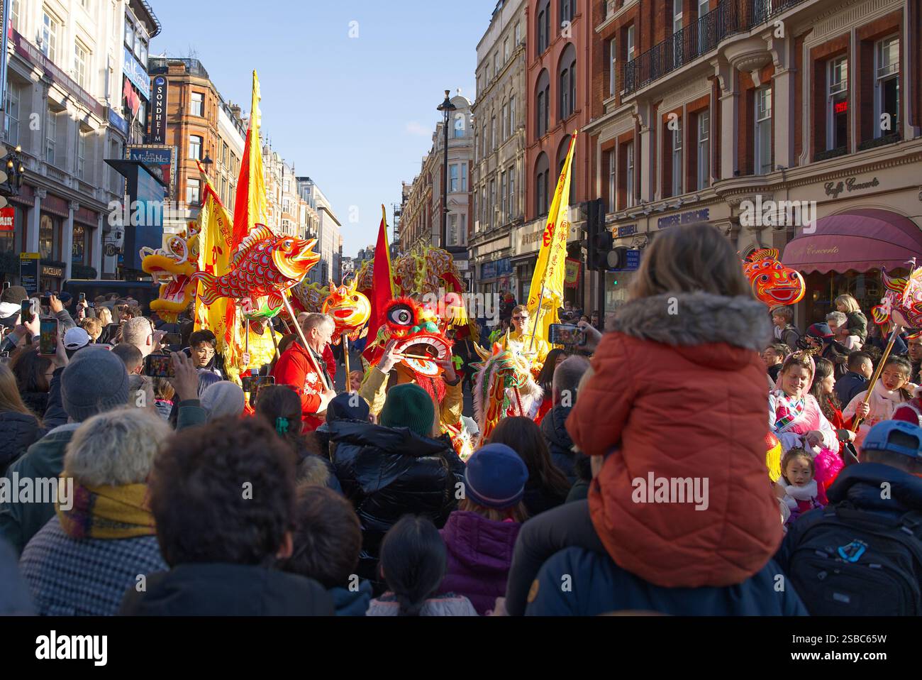 Sfilata del capodanno cinese per le strade di Londra. Persone in costumi colorati che si divertono a celebrare l'anno del serpente. Londra - 2 febbraio Foto Stock
