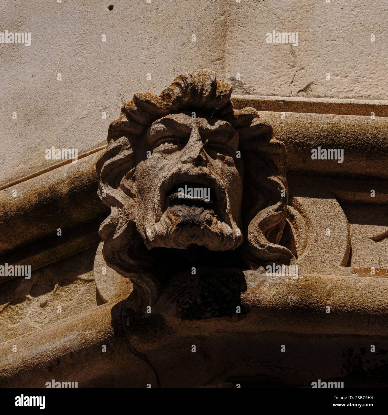 Un uomo rinascimentale con il naso danneggiato guarda verso l'alto da un fregio scultoreo che corre intorno alle tre absidi della cattedrale di San Giacomo a Šibenik, Dalmazia, Croazia. Presenta 71 busti ritratti a grandezza naturale scolpiti dallo scultore e architetto veneziano del XV secolo Giorgio da Sebenico o Georgius Mathei Dalmaticus - probabilmente tutte le persone che conosceva. Foto Stock