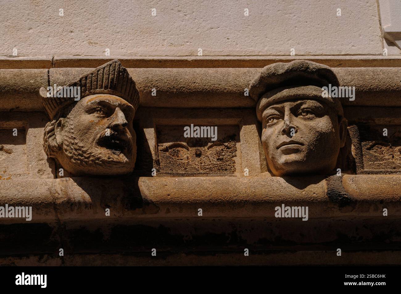 Due uomini rinascimentali ritratti in un fregio scultoreo che corre intorno alle tre absidi della cattedrale di San Giacomo a Šibenik, Dalmazia, Croazia. Presenta 71 busti ritratti a grandezza naturale scolpiti dallo scultore e architetto veneziano del XV secolo Giorgio da Sebenico o Georgius Mathei Dalmaticus - probabilmente tutte le persone che conosceva. Foto Stock