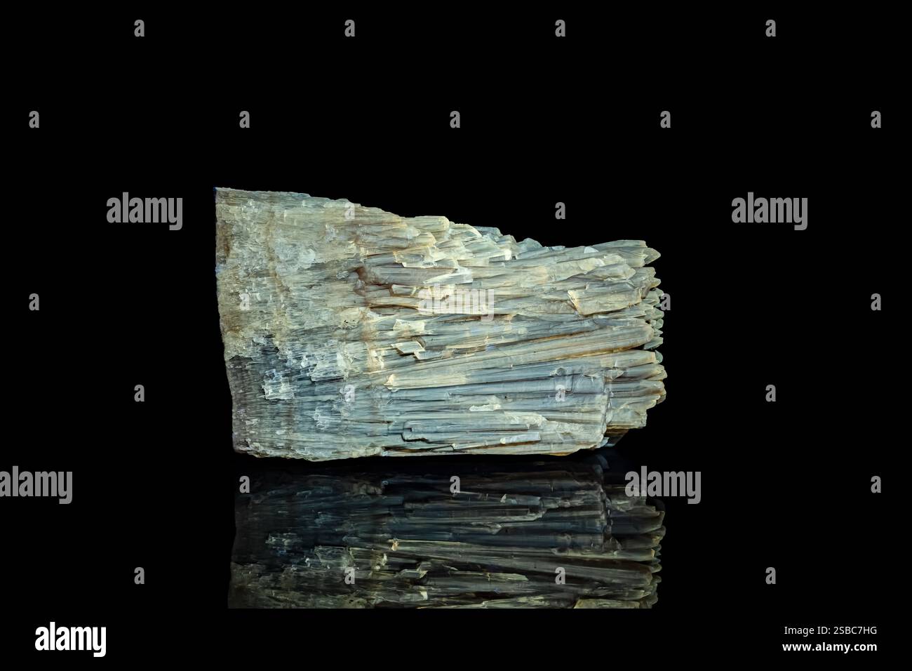 Calcite sotto raggi UV a onde lunghe. fotografia isolata su sfondo nero. dettagli macro primo piano in cristallo minerale pietra preziosa semi-preziosa non lucidata Foto Stock