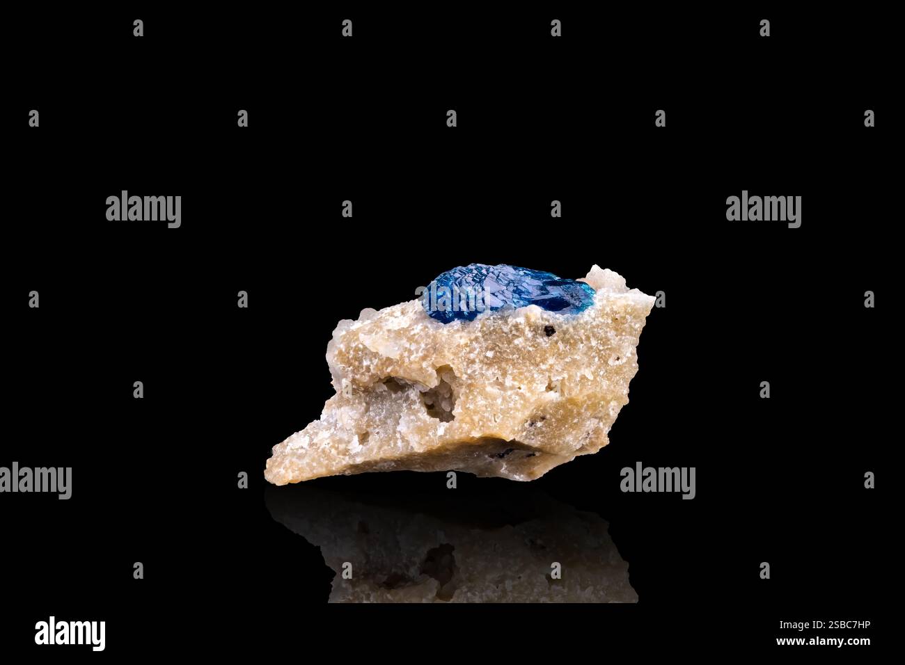 Veszelyite blu. Esemplare di Sanguozhuang, yunnan, Cina. fotografia isolata su sfondo nero. dettagli macro primi piani in cristallo minerale non lucidato Foto Stock