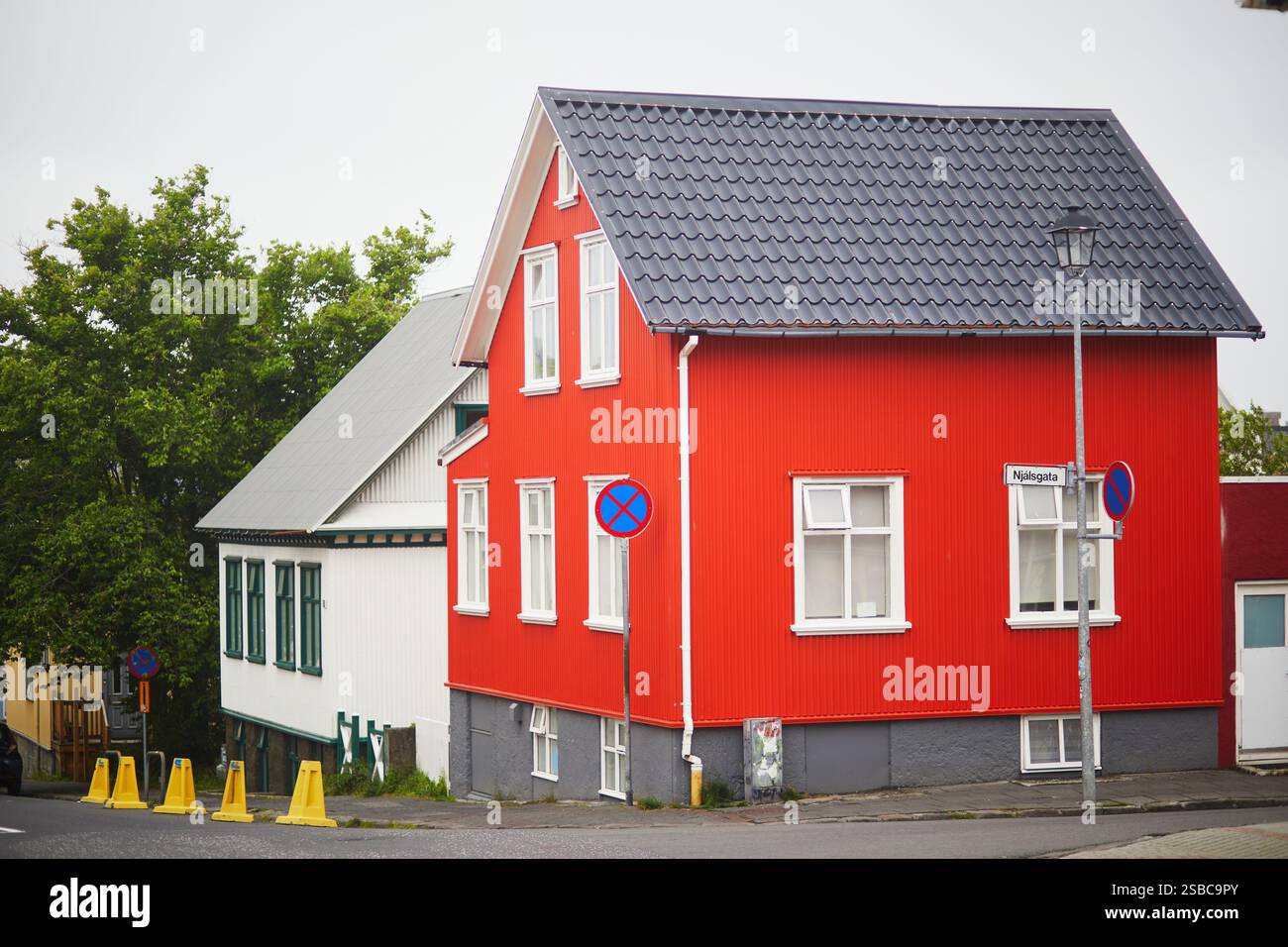 Edifici colorati su una strada di Reykjavik, Islanda Foto Stock