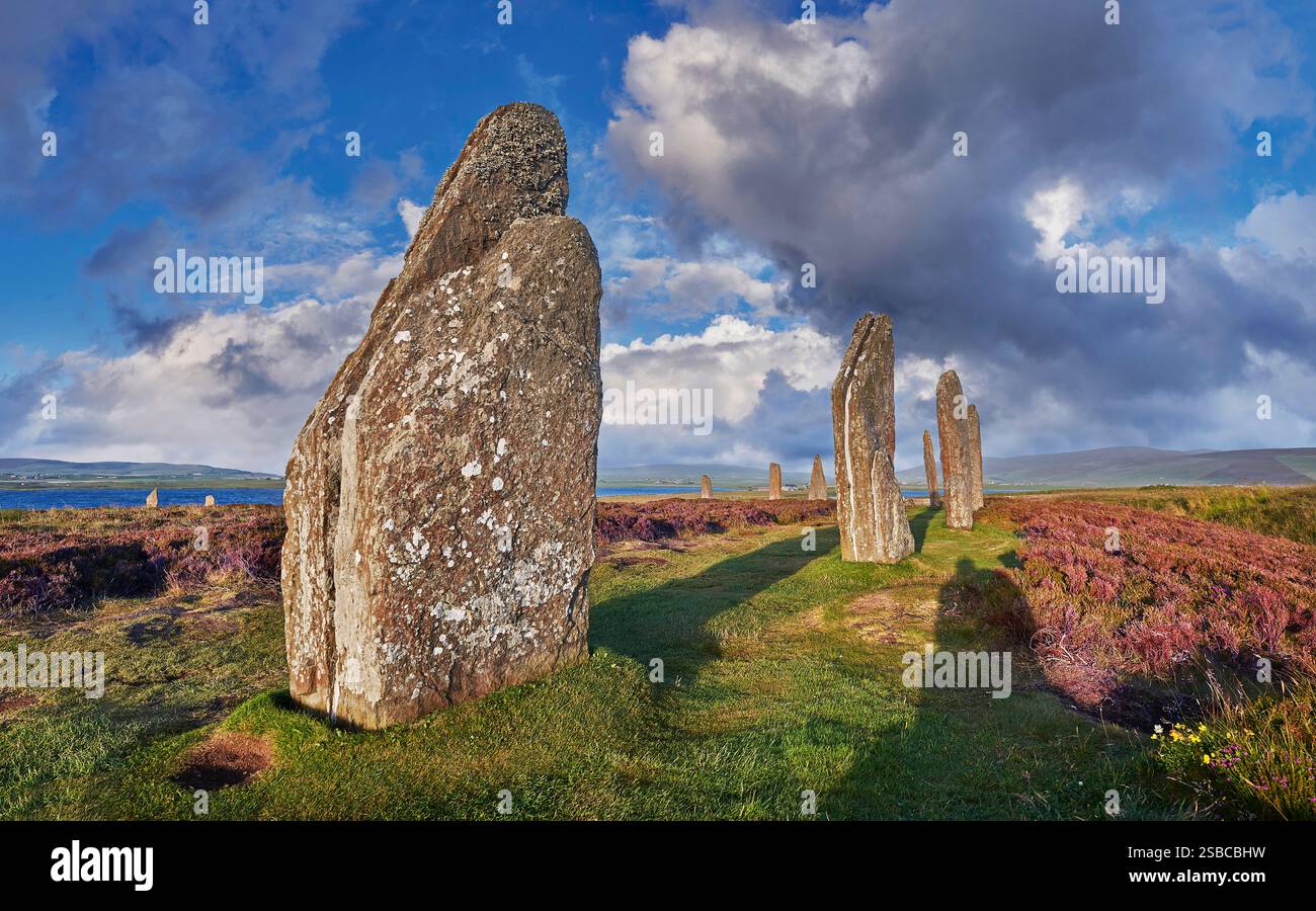 La foto dell'anello di Brodgar (dal 2.500 al 2.000 a.C. circa) è un henge neolitico e un cerchio di pietra o henge, il più grande e più raffinato cerchio di pietra in Foto Stock