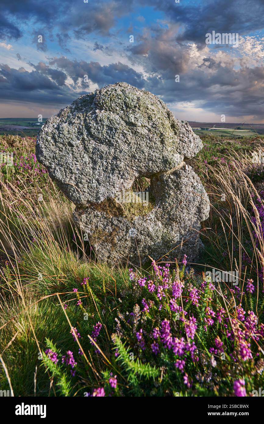 Foto della Tregeseal East Standing Stone sulla collina a sud di Carn Kenidjack. Ci sono diverse pietre dell'età del bronzo con buchi in loro almo Foto Stock