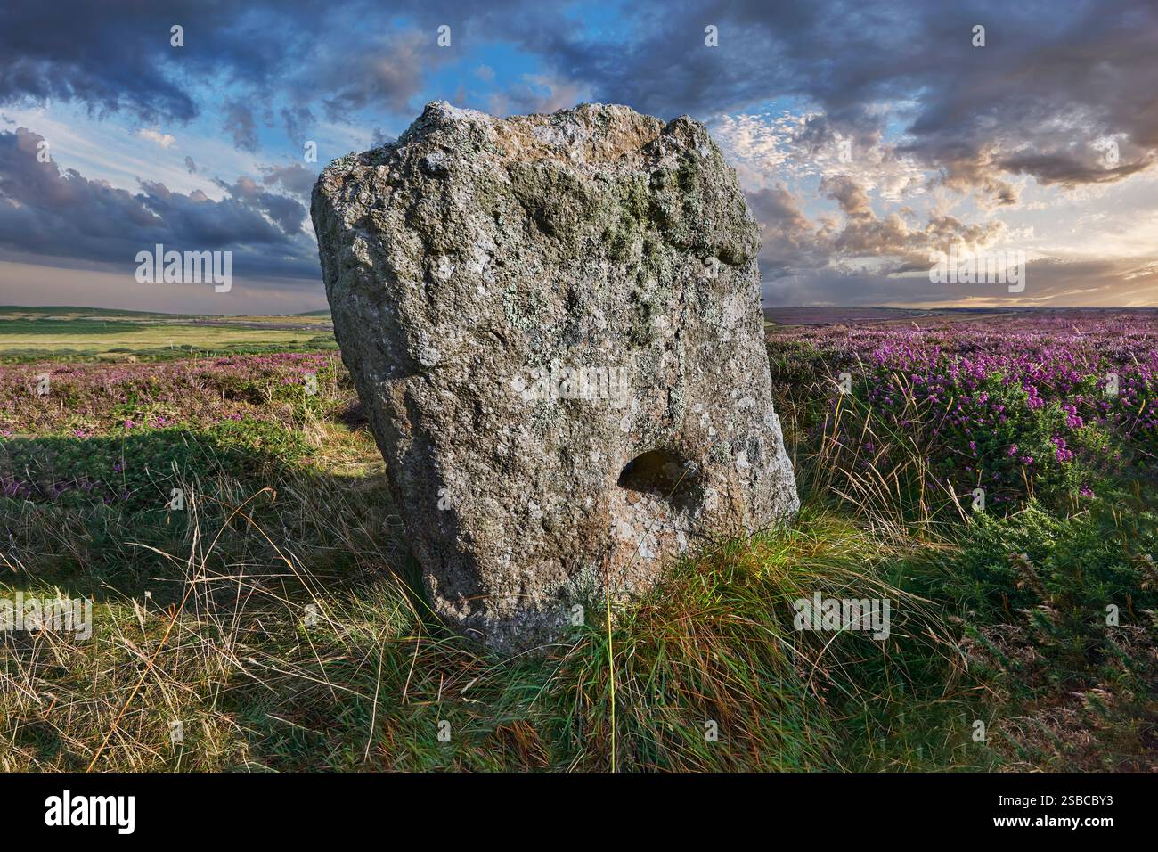 Foto della Tregeseal East Standing Stone sulla collina a sud di Carn Kenidjack. Ci sono diverse pietre dell'età del bronzo con buchi in loro almo Foto Stock