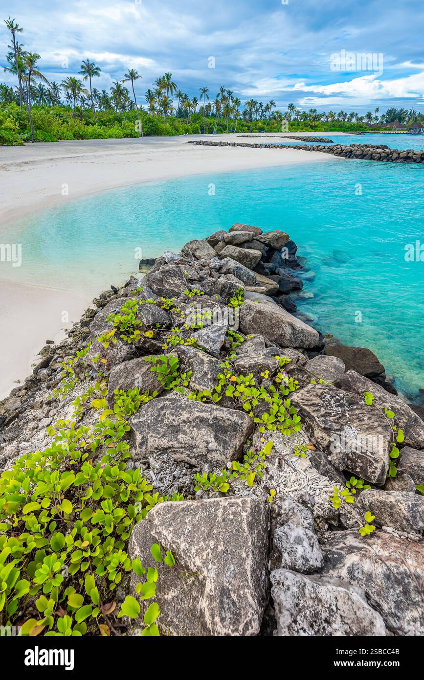 Vista panoramica della spiaggia laguna delle Maldive con acqua turchese e cielo spettacolare Foto Stock