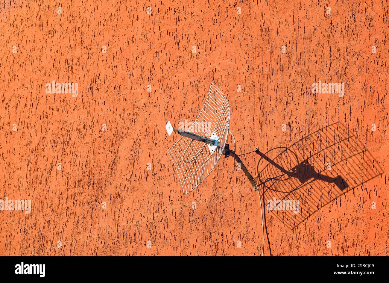 Antenna televisiva installata sul muro della casa. Ricezione di un segnale da un satellite Foto Stock