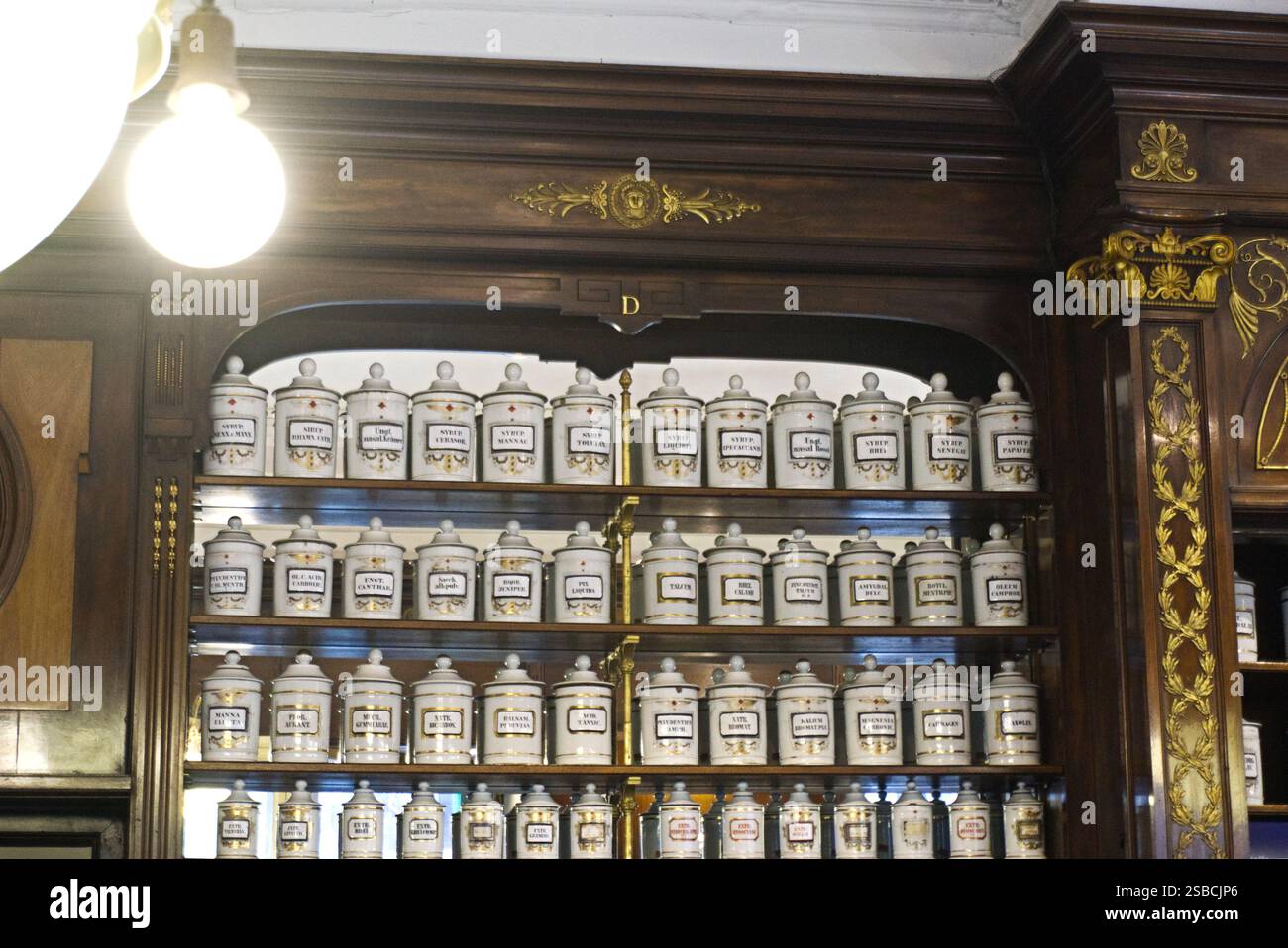 farmacia storica con vecchio contenitore di medicinali Foto Stock