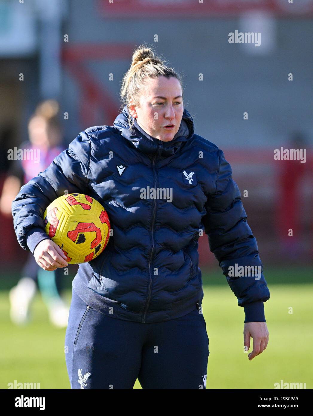 Crawley , Regno Unito 2 febbraio 2025 - allenatore del Crystal Palace Laura Kaminski durante la partita di calcio femminile della Super League tra Brighton & Hove Albion e Crystal Palace al Broadfield Stadium , Crawley , Regno Unito : Credit Simon Dack /TPI/ Alamy Live News Foto Stock