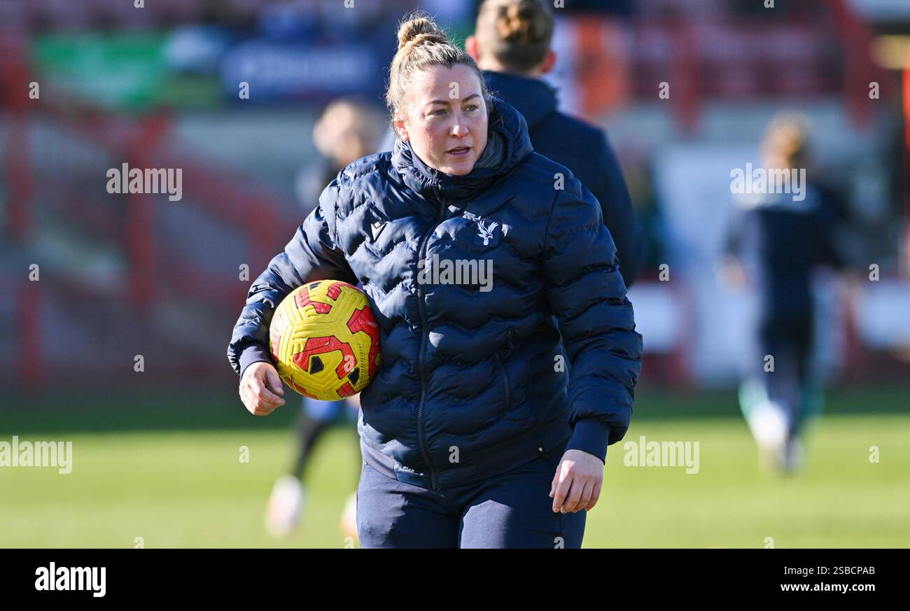 Crawley , Regno Unito 2 febbraio 2025 - allenatore del Crystal Palace Laura Kaminski durante la partita di calcio femminile della Super League tra Brighton & Hove Albion e Crystal Palace al Broadfield Stadium , Crawley , Regno Unito : Credit Simon Dack /TPI/ Alamy Live News Foto Stock