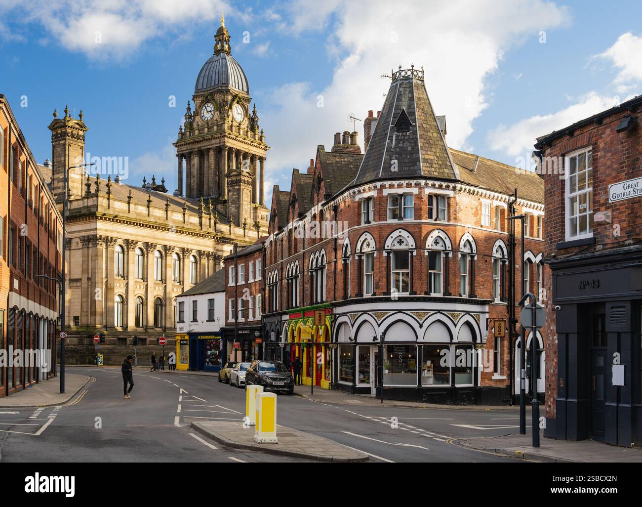 Great George Street con il municipio di Leeds, Leeds, West Yorkshire Foto Stock