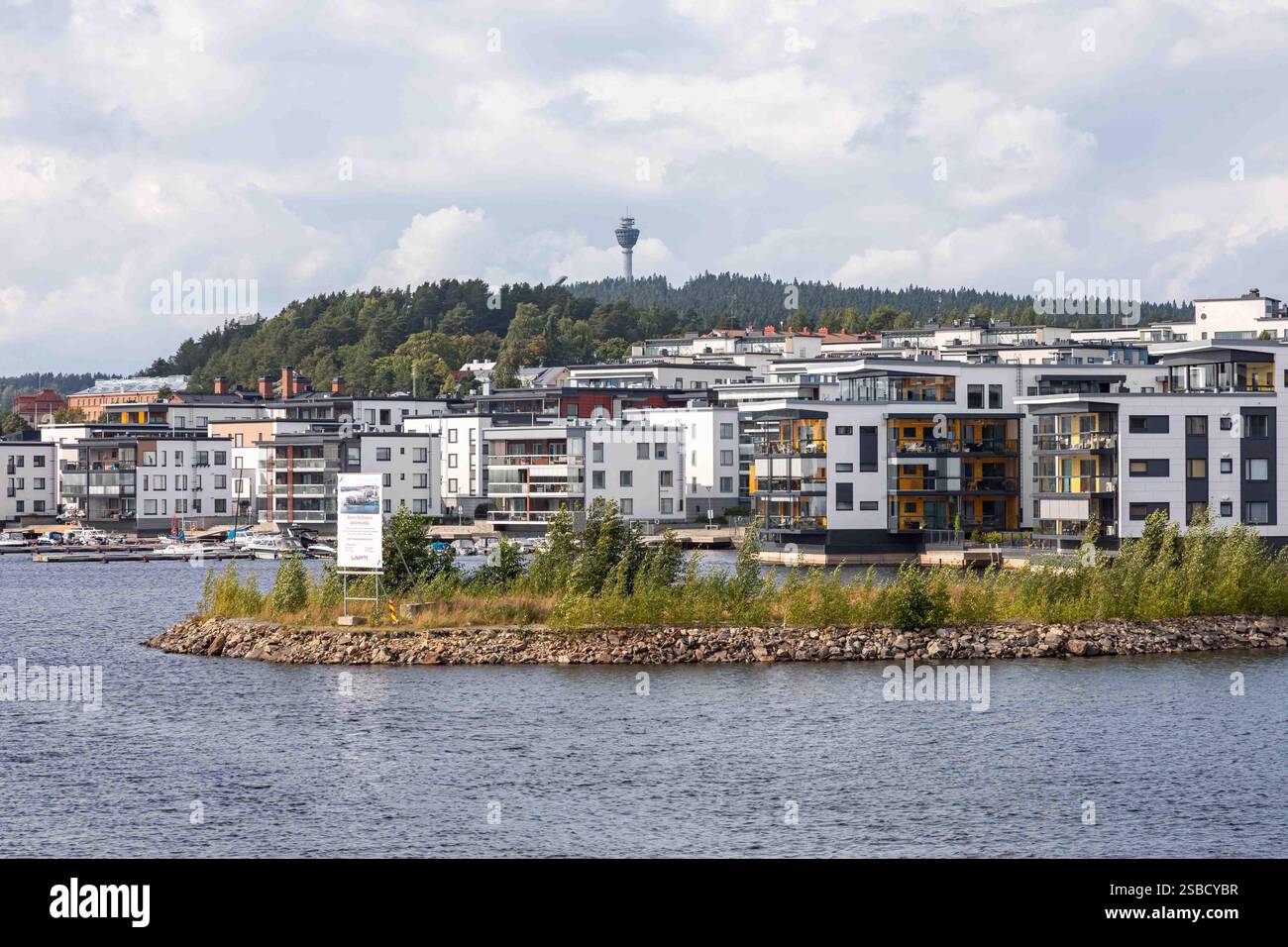 Edifici residenziali sul lungomare presso la baia di Maljalahti a Kuopio, Finlandia Foto Stock