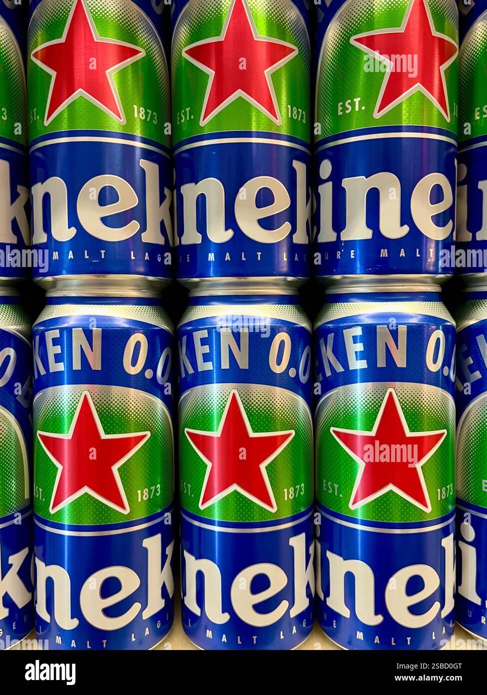 Birra Heineken, Heineken 0,0, birra analcolica Heineken, lattine, birra analcolica, scaffale del supermercato, scaffali dei negozi, consumismo, shopping, lattine di birra Foto Stock
