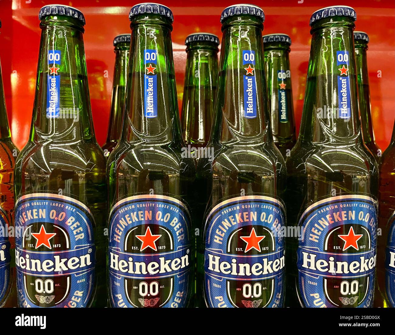 Birra Heineken, Heineken 0,0, birra analcolica Heineken, birra analcolica senza alcool, scaffale del supermercato, scaffali, consumismo, shopping, birra, birre Foto Stock