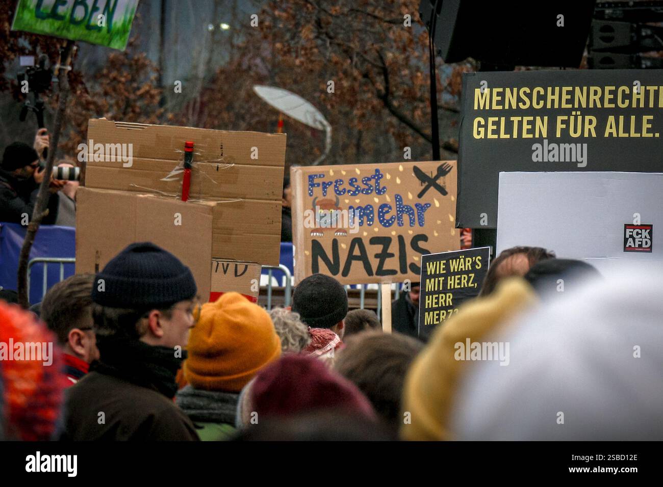 Berlino, Germania - 2 febbraio 2025: Folla di manifestanti in una marcia contro la politica di destra che tiene segnali di protesta in lingua tedesca. Foto Stock